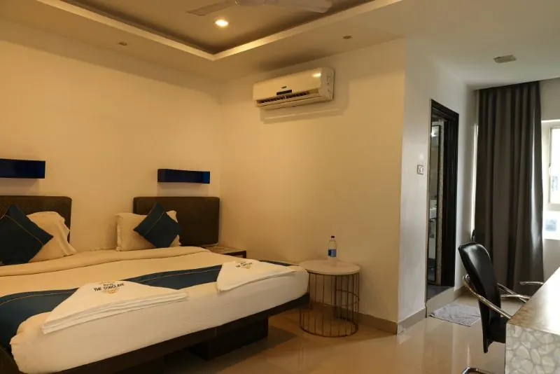 Standard Room with king bed and work chair